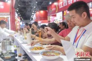 占卜六爻“嗦粉”经济火热 中国多地“食力”出圈