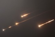 占卜六爻伊朗以导弹齐射回应以色列的大规模袭击